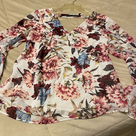 White House Black Market Sheer Floral V Neck Top - Picture 5 of 12